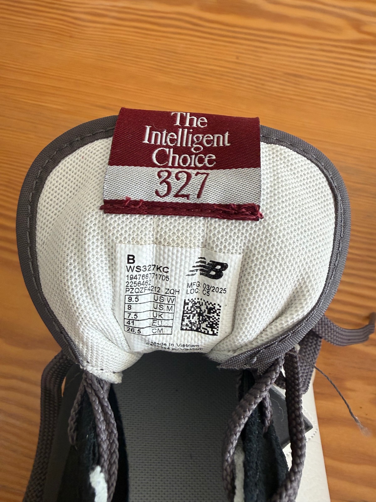 New Balance 327 Women's Sneakers, Black and Grey, EU 41 / US W 9.5